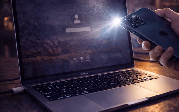 MacBook écran noir mais image visible à la lampe
