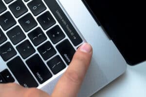 macbook-air-m4-redemarrage-force-touch-id